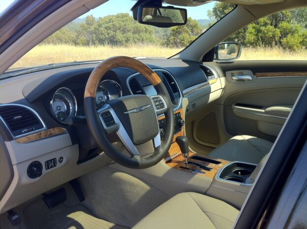 2012 Chrysler 300C interior
